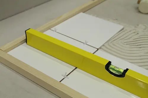 comment poser du carrelage mettre de niveau